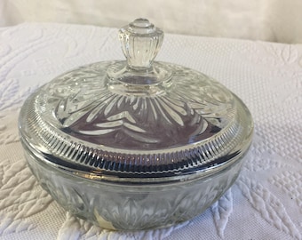 Caja de polvos de cristal vintage de Avon con borla grande azul. Ideal para el tocador o el armario del baño.