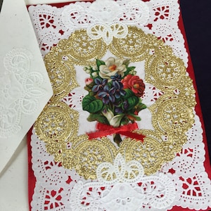 Choisissez 1 carte de voeux victorienne faite main. 1997 Satin rouge, coeur en coton, dentelle 4 voeux écrits à la main. Superpositions de dentelle en papier de style victorien.