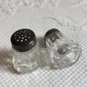 Vintage Individual Size Salt and Pepper Shakers. Crystal Look Plastic Shakers. Listing for 4 Small Shakers.