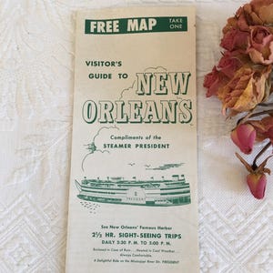 Guide du visiteur vintage des années 1950 à la Nouvelle-Orléans. Compliments du président du Steamer. Pendant 2 h 30. Visites guidées quotidiennes. Carte du centre-ville.