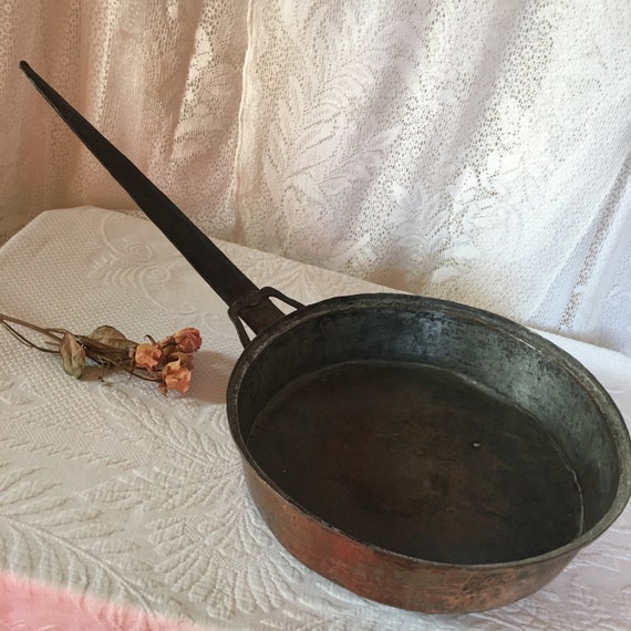 アンティークな、大きなサイズの手打ち銅鍋。装飾的なハンドルが付いた