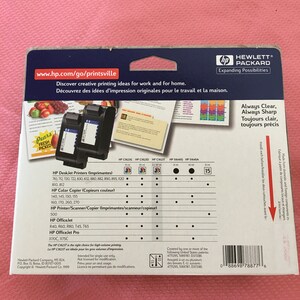 Puede incluir: Un primer plano de un paquete de cartuchos de tinta para impresoras HP. El paquete presenta un esquema de color rojo y blanco con el logotipo de HP y el texto "Siempre claro, siempre n&iacute;tido". El paquete tambi&eacute;n incluye una lista de modelos de impresoras HP compatibles.