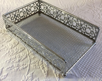 透かし彫りのデザインと4つの球状の脚が特徴的な、ヴィンテージ風のナプキン／ハンドタオルホルダー。バスルームやダイニングルームに最適です。