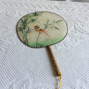 Vintage Seide und Bambus Starrfächer mit handgemalten bunten Vogel und grünen Bambusstangen und -blättern. Interessanter Bambus.