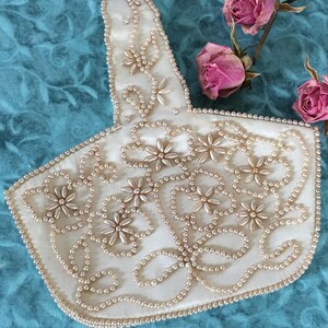 Vintage Off White Self Handled Kleine Handtasche mit Perlen. Perlenblumen und Wirbel aus Perlen schmücken dieses kleine Portemonnaie. In Perlen eingefasst. Reißverschluss.