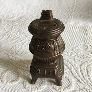 Mini banque de poêles vintage. Poêle de chauffage du ventre en bronze coulé avec fente dans le haut pour de l’argent. Réutiliser pour un poêle de maison de poupée. Choisissez Poêle..