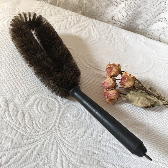 Brosse pour costume ou manteau vintage avec manche en bois et anneau pour  accrocher. Brosse incurvée pour le nettoyage des chapeaux, des costumes ou  des manteaux. -  France