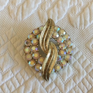 Vintage Rhinestone Circle Pin with Twisted Sash in Gold Tone. Use on a Scarf or on Coat or Jacket.