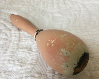 Huevo de zurcir vintage. Rosa pintado sobre negro y desgastado por el uso. Úselo para zurcir calcetines o agujeros en suéteres. Añadir a la exhibición de una sala de costura.