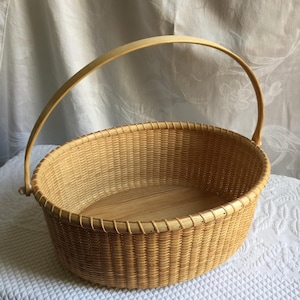 Vintage großer ovaler Korb im Nantucket-Stil. Fertiger Einkaufskorb mit Holzboden. Stark, gut gewebter ovaler Korb mit Schaukelgriff.
