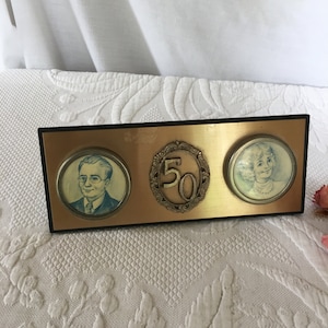 vintage 1960s 50th Anniversary Plaque. Dessins d’un homme et d’une femme dans des espaces pour des images facilement modifiables. Métal en métal 50.