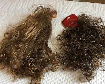 Les postiches ou les extensions ajoutent du volume ou de la longueur à vos cheveux. Cheveux synthétiques parfaits pour un déguisement d'Halloween. Choisissez la couleur et le style des cheveux.