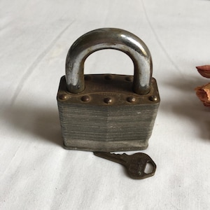 Vintage groot hoofdhangslot nr. 15 met één sleutel. Groot hangslot van Master Lock Co., Milwaukee, Wisconsin. Werkt goed.