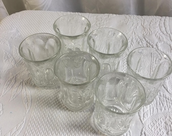 Vintage-Wassergläser (5 oder 7 Stück) mit drapierten Verzierungen und gesteppten Mustern sowie Sonnenmotiven am Boden. Hübsche kleine Wassergläser.
