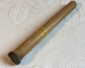 Bobina de costura vintage o antigua. Ideal para costura vintage o para exhibir. Bobina de madera con extremo metálico.