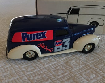 Vintage 1993 Ertl Bank 1950's Panel Truck Bank. Locking Coin Bank with Key. Die-Cast Metal 1/25 Scale Truck Bank. Choose Color of Truck.