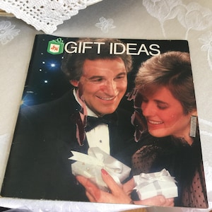 Vintage 1985 S & H Geschenkideen Buch und ein Stapel voller grüner Briefmarken-Broschüren. S und H Traumbuch und Viele Gesammelte Briefmarken.