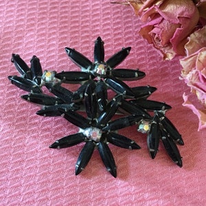Fiori di pietra neri dell&#39;annata con i centri di strass. Spilla floreale bellissimo bianco e nero. Spilla floreale.