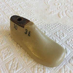 Vintage kinderschoenvorm uit 1954. Maat 10 3E schoenvorm in hout en composiet. Ideaal voor weergave in huis of winkel. Gebruikt voor het maken van schoenen.