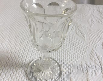 Vintage Heisey-Spirituosenglas auf Fuß. Drapiertes Design an den Seiten und Sonnenmuster am Boden.