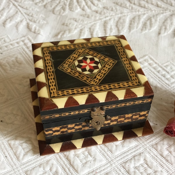 Vintage Inlaid Marquetry Wood Trinket Box. Star Design in Center Top with Border on Point and Then a Rectangle. Box on Base with Borders.