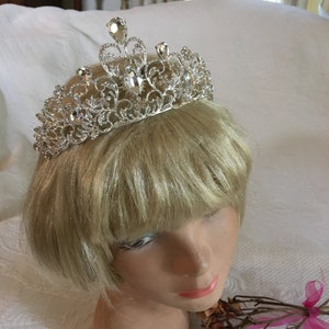 Tiara de boda para que la novia la use en su día especial. Tiara de pedrería nupcial. Encantador metal brillante y pedrería. Clavar en el cabello.