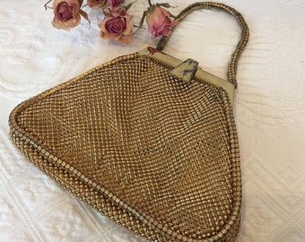 Vintage Gold Mesh Whiting y Davis Evening Bag. Hermoso forro de oro con bolsillo. Cordón de malla metálica en ambos lados del bolso y el mango.