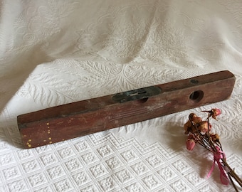 Livello in legno antico. Livello da carpentiere in legno e metallo con bolla di liquido trasparente per il livellamento orizzontale.