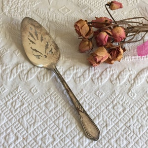 Vintage Silver Plate Cake Server. Serwer do tortu weselnego lub ciasta. Ażurowe wzory dekoracyjne. Uchwyt w kształcie liścia, Oneida A1 Plus Wm. Serwer Rogers.