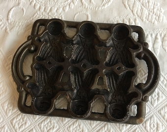 Vintage Cast Iron Gingerbread Man Pan. 6 Men or Boy Molds With Trousers and a Chest Star. John Wright Co. From 1985. Display or Use.