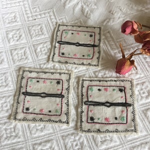 Sottobicchiere vintage con 6 calici in lino piccoli. Tre con ricamo nero e rosa con bordo e tre con gallo e spruzzatore a barra o fiore. immagine 3