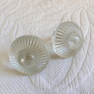 Pomolo in vetro vittoriano da avvitare su una vite a testa piatta per aprire una porta. Pomolo decorativo. Da utilizzare per realizzare una parete da appendere. Un solo pomolo.