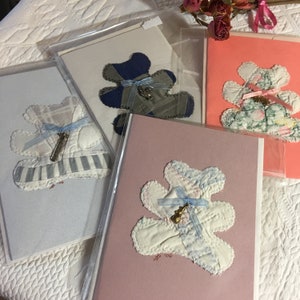 Lot de 4 cartes de voeux. 1 antique Browns Crazy Quilt et 3 anciennes cartes ours en peluche avec des embellissements de bibelot de couette et noeud de ruban.