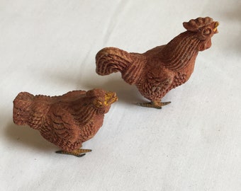 Antikes Putz Stil Huhn und Hahn. Zusammengesetzte Holzfasern mit Metallfüßen. Hergestellt in Italien. Schön Detailliert.