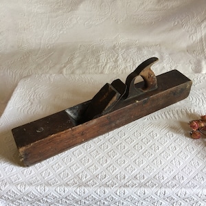 Planeador de madera de carpintero antiguo. Hoja en el planeador. El mango estaba hecho como un mango de sierra de mano. Fácil y cómodo de sostener.