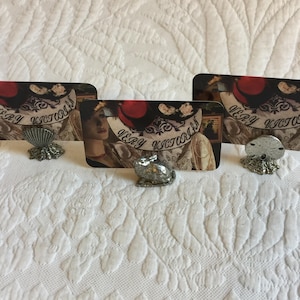 Juego de 4 portatarjetas vintage. Portatarjetas de peltre con diseño de dólar de arena, concha o conejo. Elige tu juego.