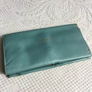 Cartera grande de cuero azul vintage. Bolsa grande con forro de muaré y cierre a presión. Portafotos, monedero y sección de billetes.