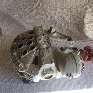 Millennium Falcon, Vintage Star Wars Han Solo&#39;s Ship, &quot;The fastest hunk of junk in the galaxy&quot;. CE Millennium Falcon Toy Opens for Play.