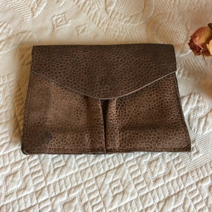 Monedero vintage de cuero con cinturón. Estilo desplegable con broche frontal. Dos trabillas para cinturón a presión en la parte posterior. Todo de cuero sin forro. Encantador.