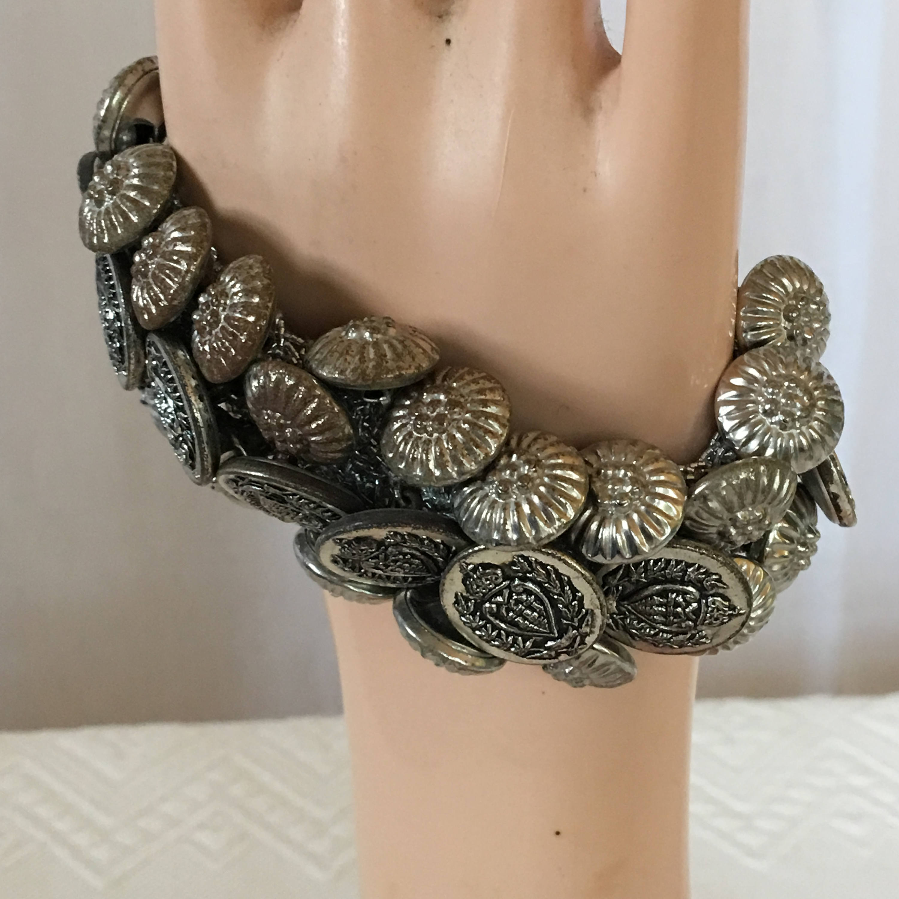 Bracelet Vintage Extensible Maille Argent Avec Bouton En Relief - Création Unique