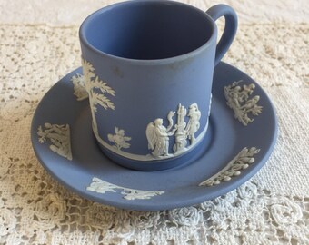 Vintage Wedgwood Teller mit Cherub-Szenen und Tasse mit Szene eines Soldaten und Engels und Damen mit Engel. Blau und Weiß. Hergestellt in England.