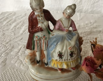 Cerámica vintage pareja colonial francesa hecha en el Japón ocupado. Figurillas coloniales de cerámica. Hombre con peluca.