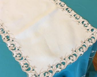 Bieżnik lniany w stylu vintage z ażurowym haftem i wirującymi liśćmi na krawędzi. Idealny na stół lub kredens.