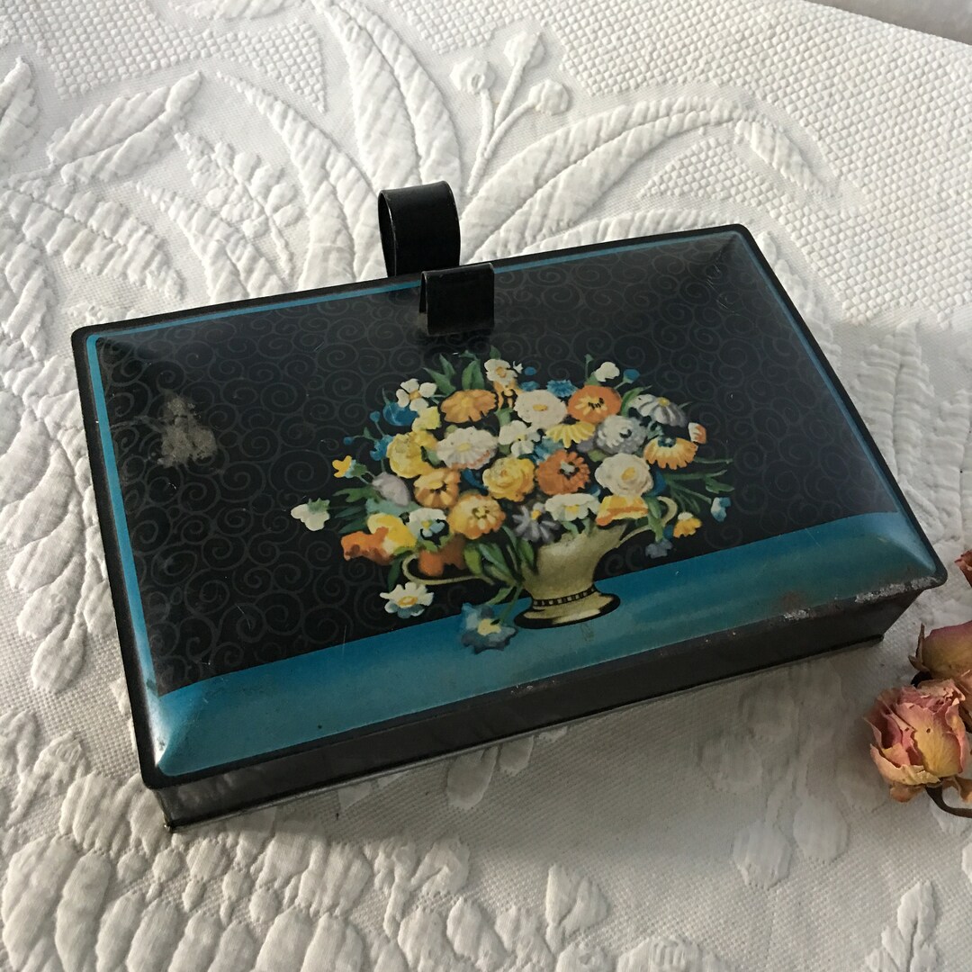 Vintage Crumb Catcher. Decoware Crumb Catcher. Finger Handle and Thumb Opener on Decorative Top