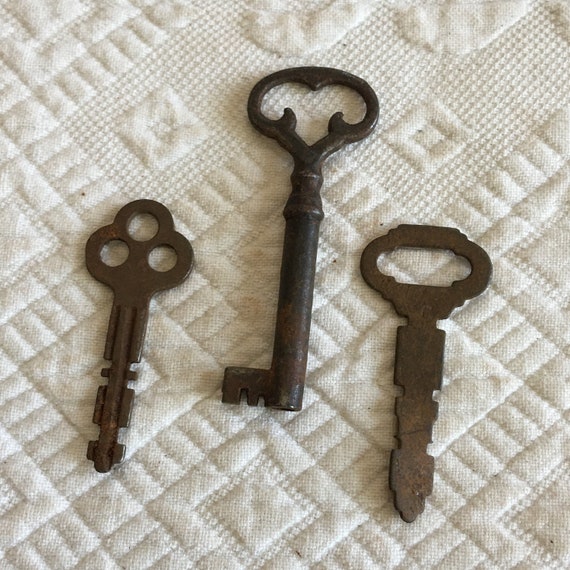 アンティークな鋳鉄製の家または部屋の鍵と、ユニークな形の平鍵2個