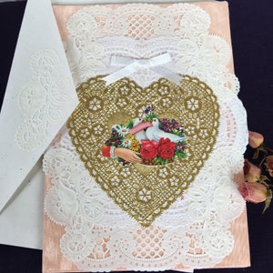 Wählen Sie 1 handgefertigte viktorianische Grußkarte Pfirsich Satin Moire Basis mit weißem Baumwollherz & Spitze für handgeschriebene Begrüßung. Papier-Spitzen-Schichten.