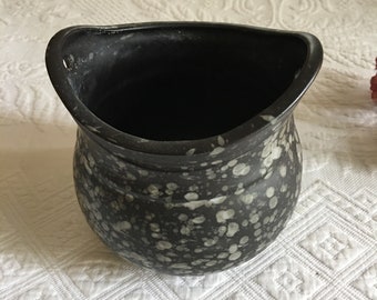 Vintage svart och grå keramikvas i lergods med två hål för upphängning. Kruka, jordig glasyr med skimrande prickig effekt.
