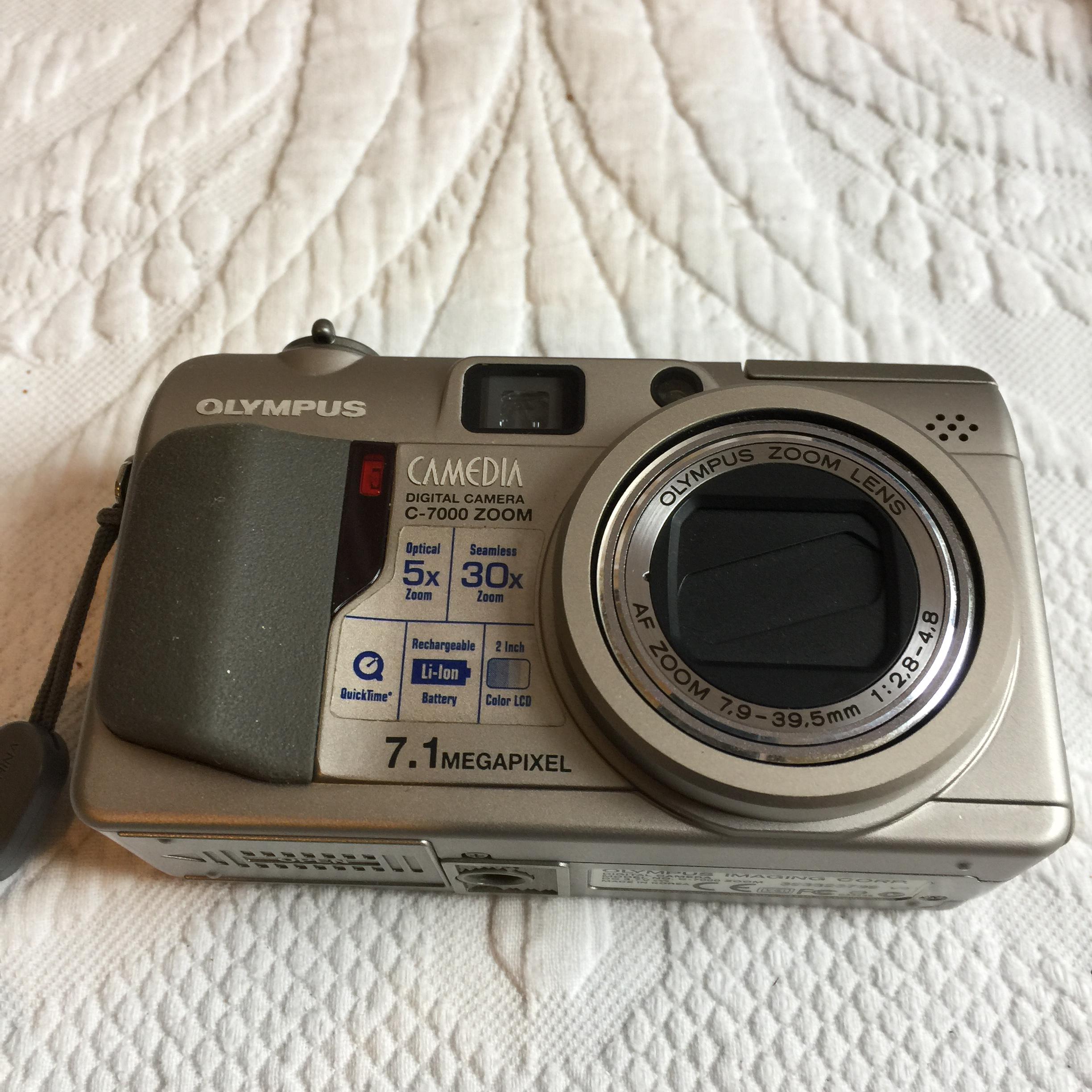 Vintage Olympus Camedia Digital Camera C-7000 Zoom, 7.1 Megapixel
