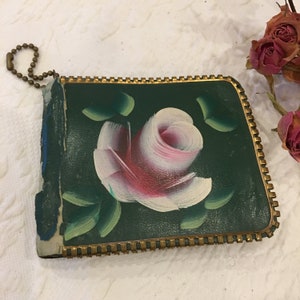 Vintage 1950s pintado Faux Leather Green Wallet. Falso borde decorativo con cremallera y cadena. Portamonedas e imágenes. Bolsillo de presión.