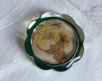 Vintage Getrockneter Blumen Briefbeschwerer. Echte Getrocknete Blüten im Inneren eines blumenförmigen Glas Briefbeschwerer. Grüner Beflockter Boden.